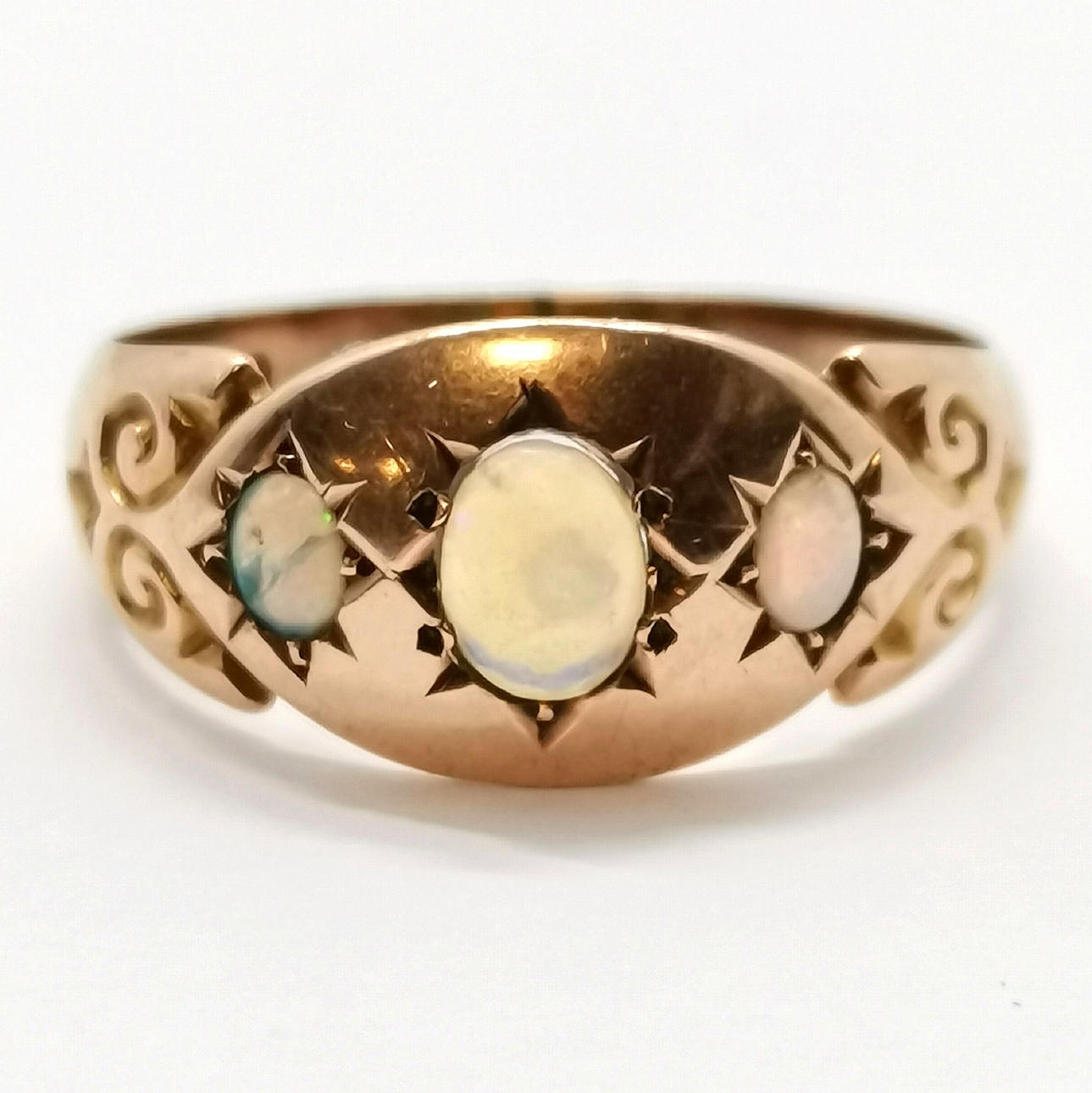 ANTIQUE 9ct GOLD 3 STONE OPAL RING.
