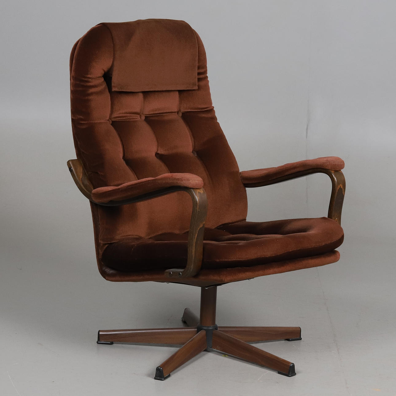 DREJESTOL, tekstil, træ, 1960/70-tallet.