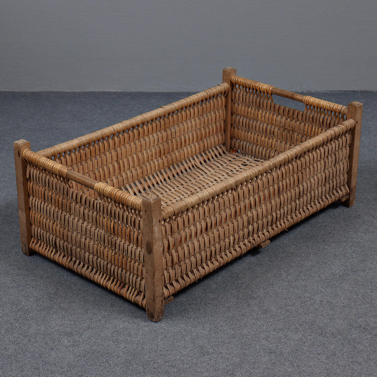 LARGE CHIPBOARD BASKET, 19TH CENTURY.