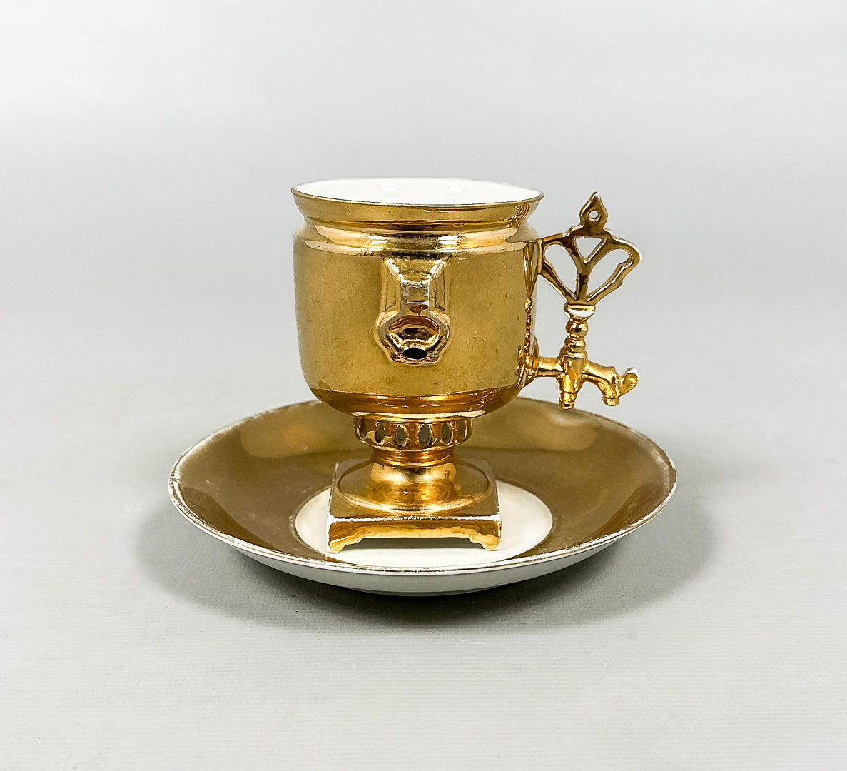 A KUZNETSOV PORCELAIN CUP & SAUCER, circa 1900.