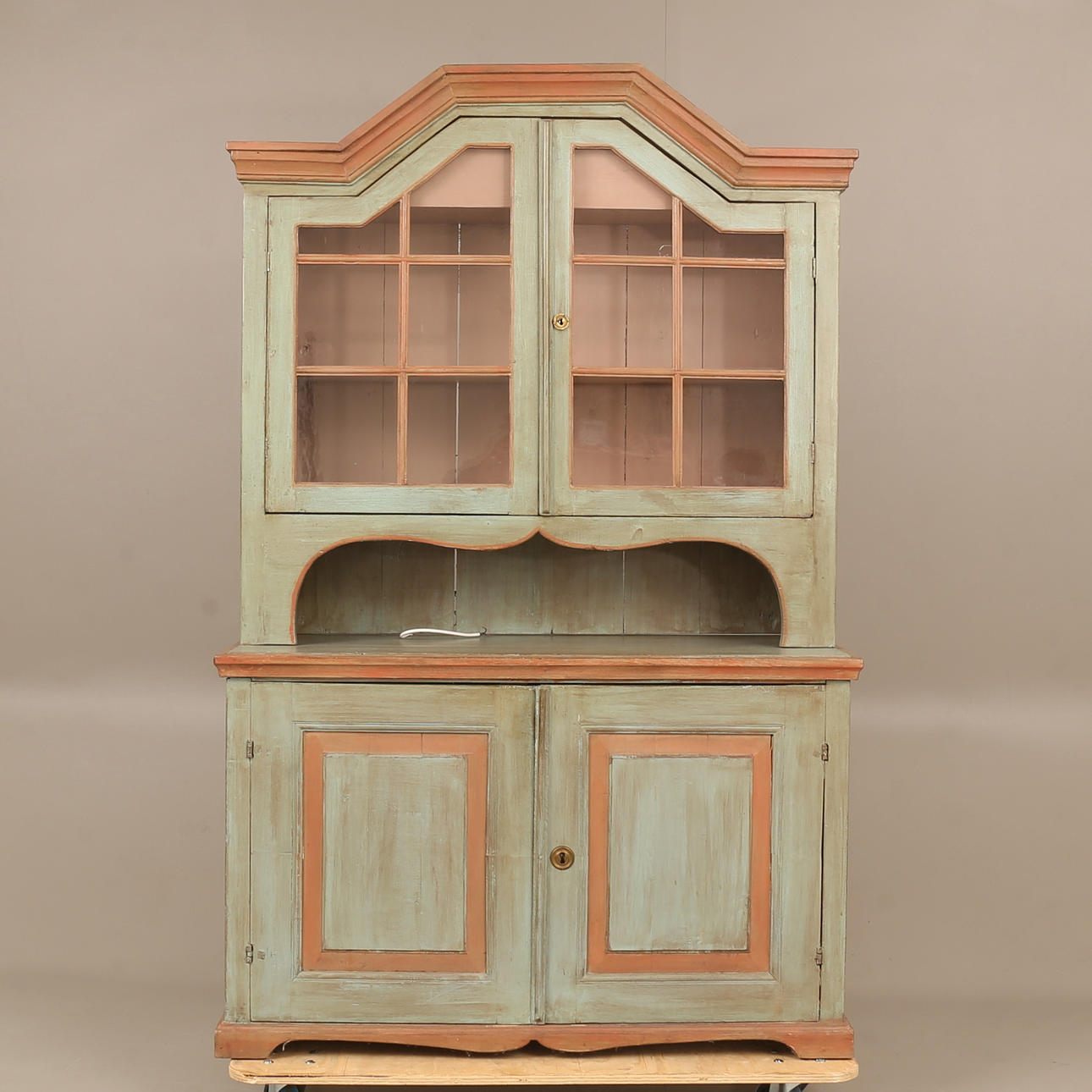A common display cabinet, 19th century.