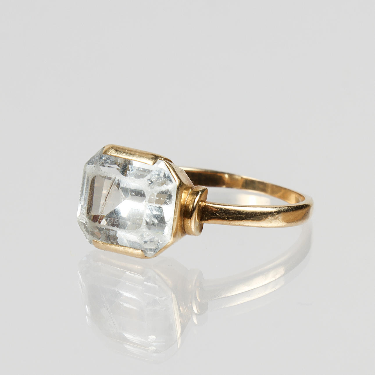 RING 18k gold with faceted rock crystal.