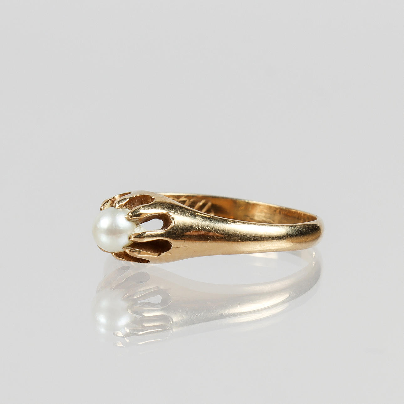 RING 18k gold with cultured pearl.