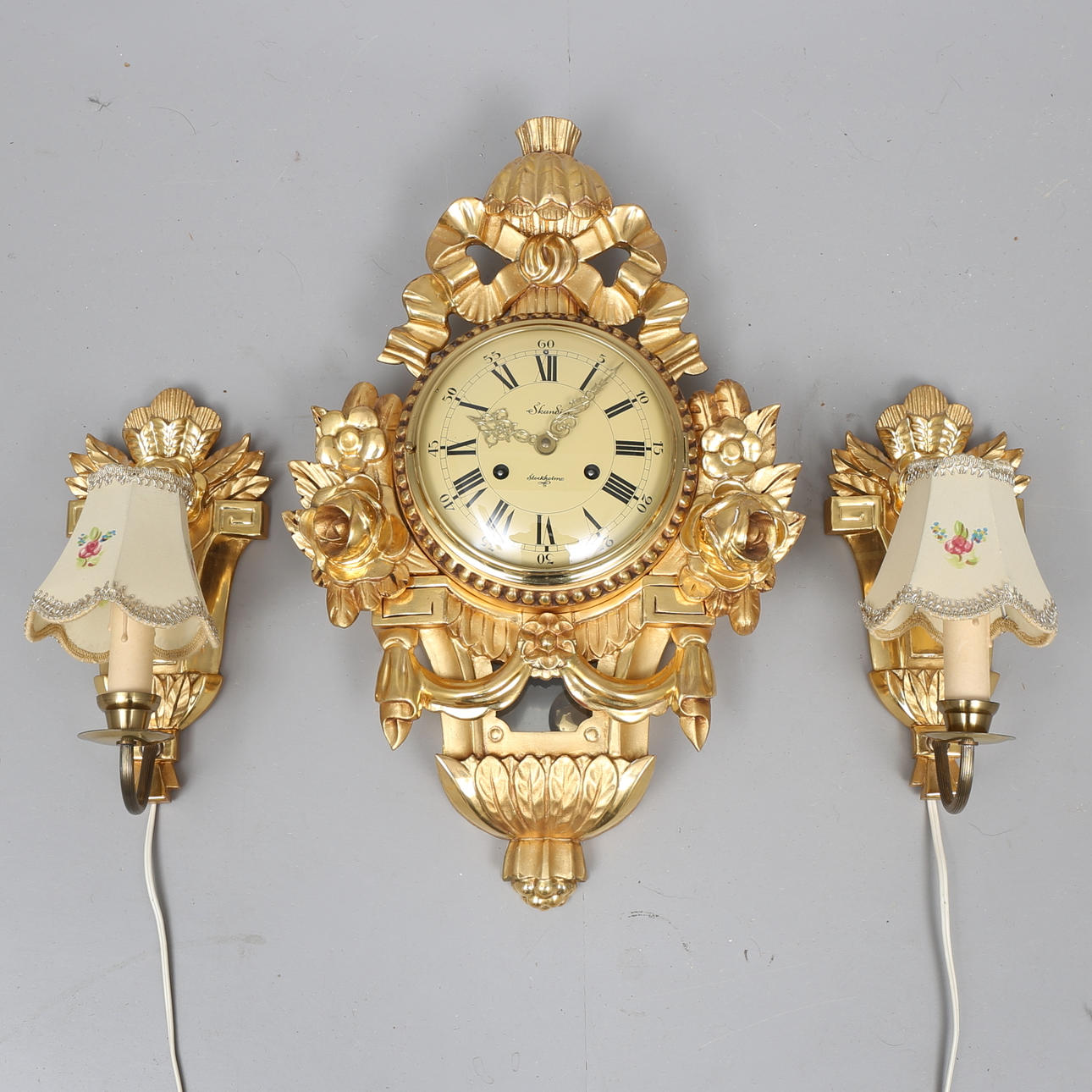 VÄGGPENDYL med VÄGGLAMPETTER, förgyllt trä, 1900-talets mitt.