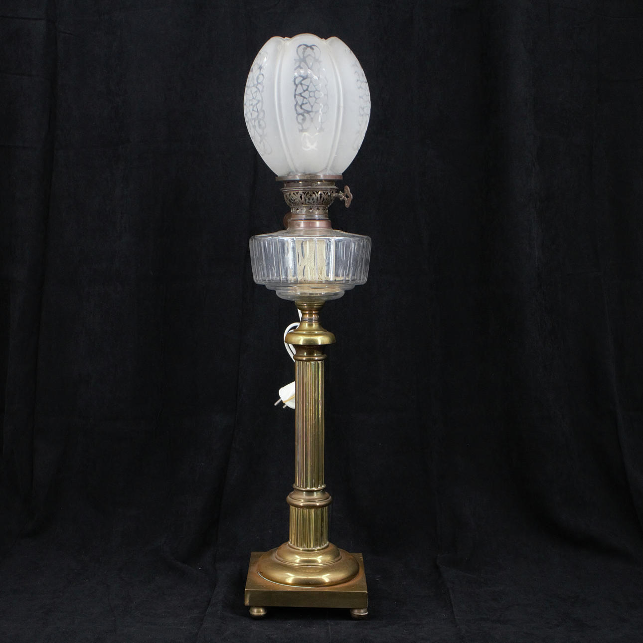 TABLE PHOTOGENIC LAMP, electrified, brass, container and screen with ground, pantographed decor, 20th century.
