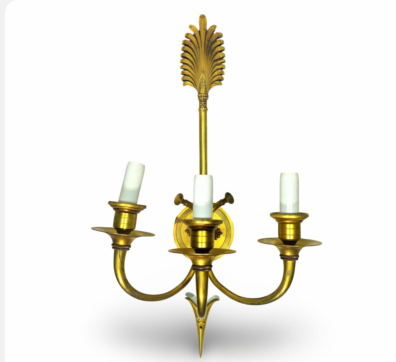 Treljus guldmetall vägglampa i pildekoration.