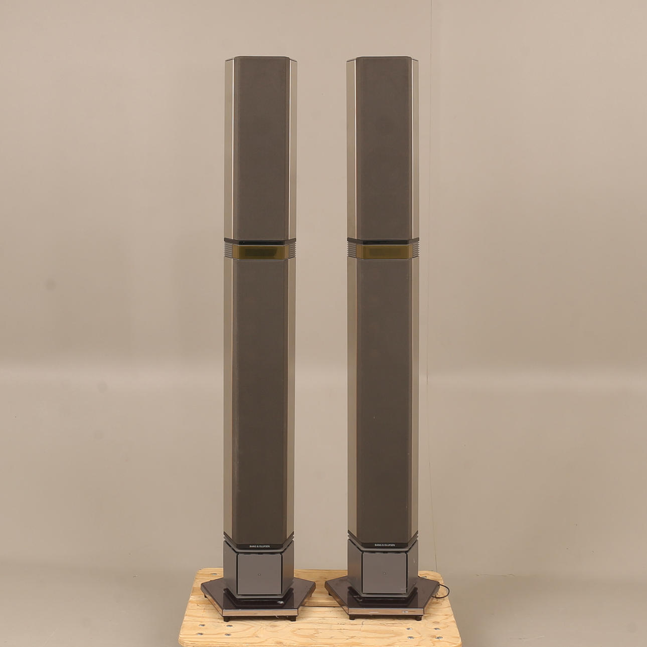 2 speakers, Bang & Olufsen.