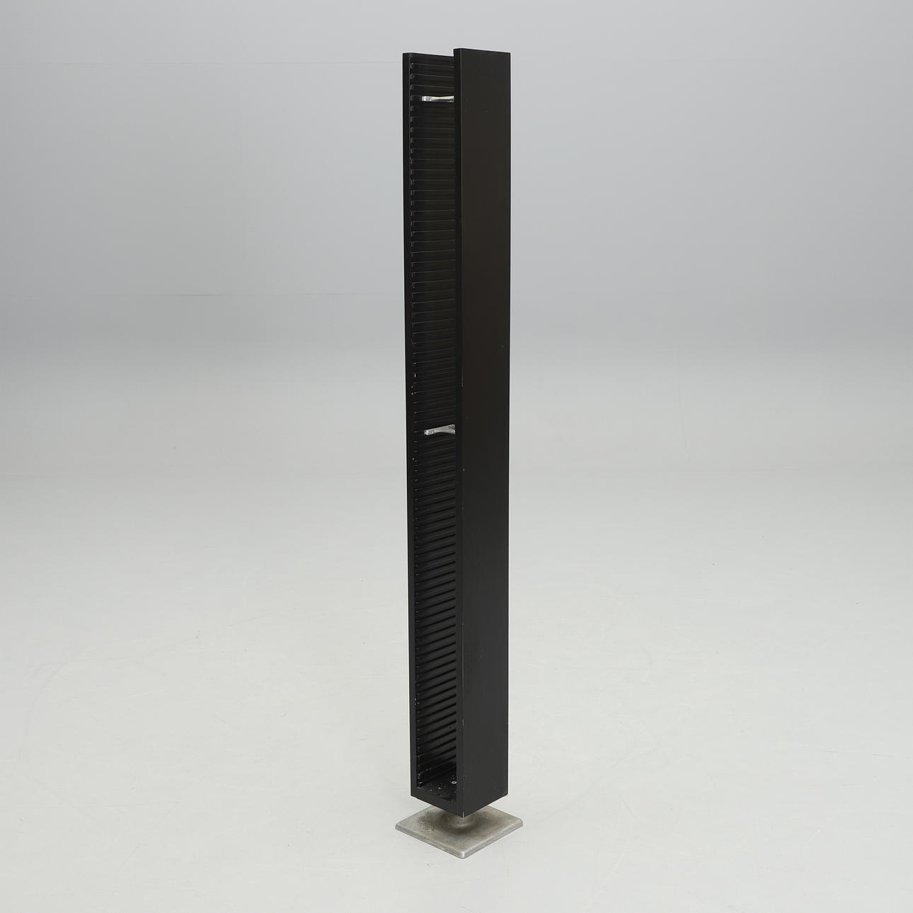 CD-STÄLL, Källemo AB by J. Hellström, 1900-talets andra hälft.