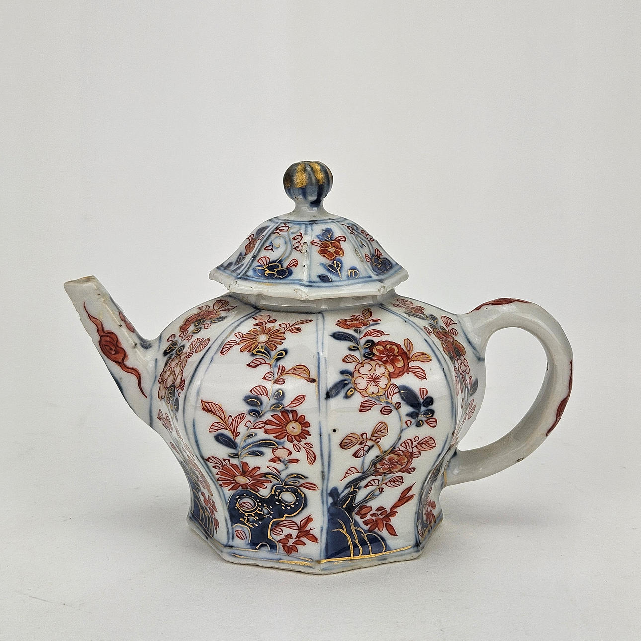 A teapot, porcelain, imari decor, China.