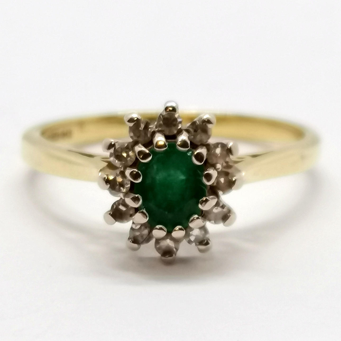 18ct GOLD EMERALD & DIAMOND CLUSTER RING.