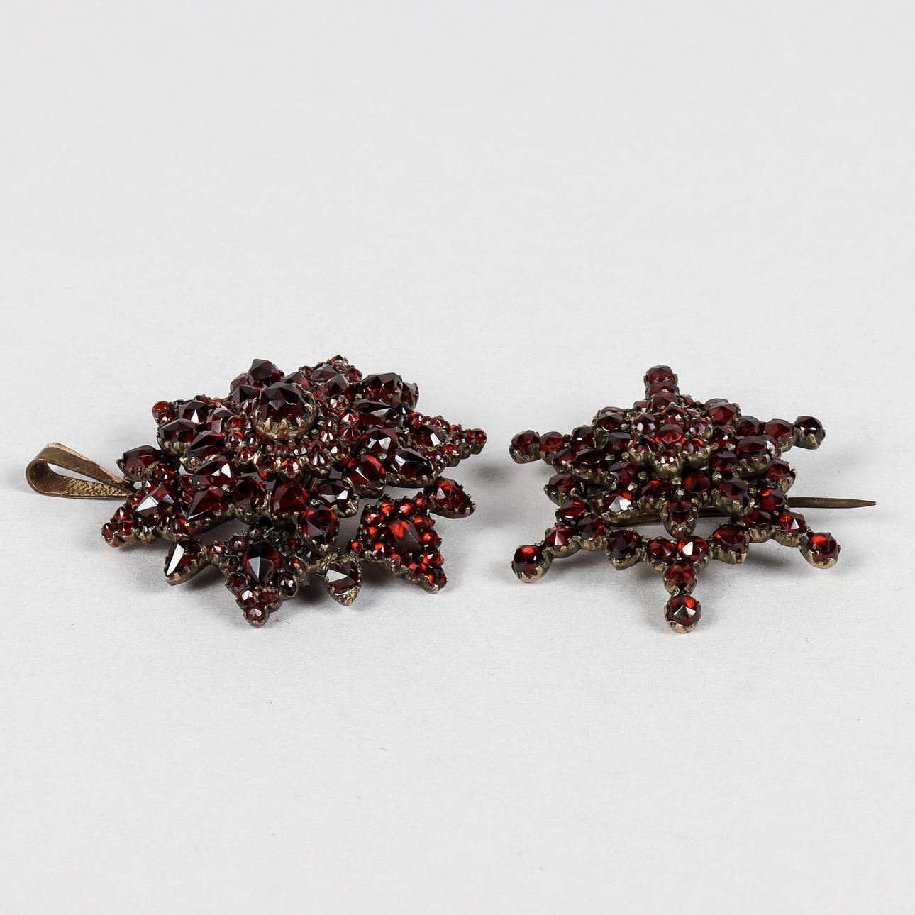 BROOCH AND PENDANT, metal with garnets.