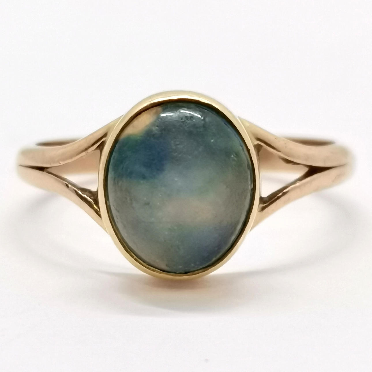 GOLD OPAL DOUBLET RING.