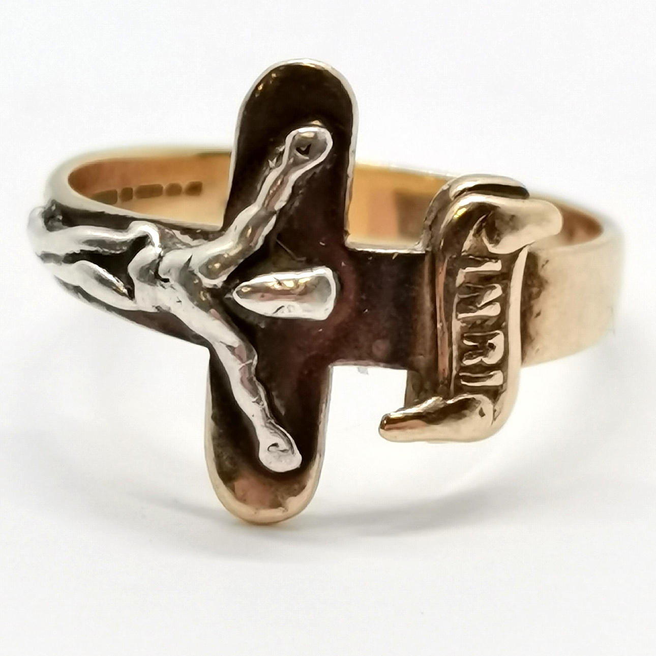 9ct GOLD CRUCIFIX RING.
