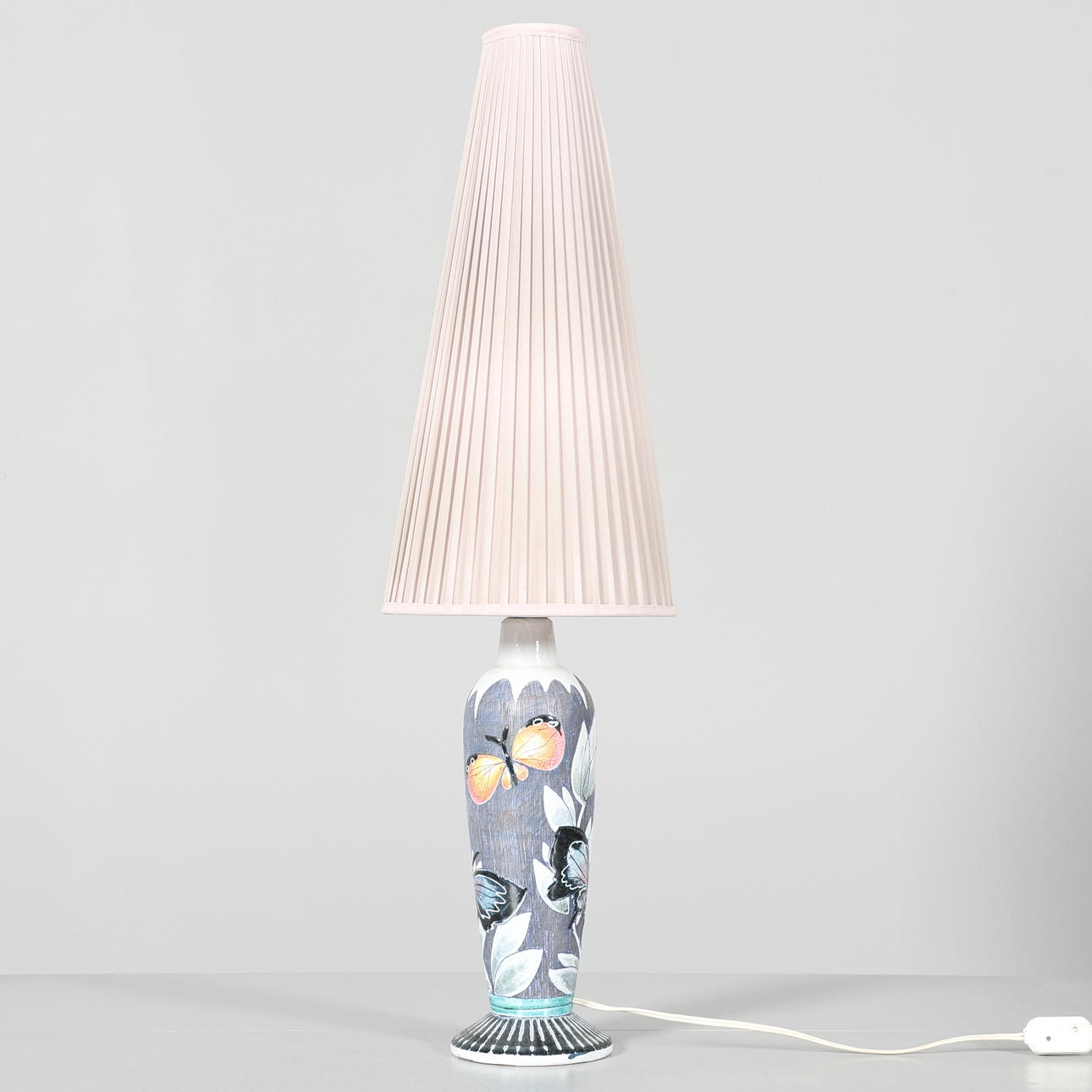 A ceramic table lamp by Tilgmans.