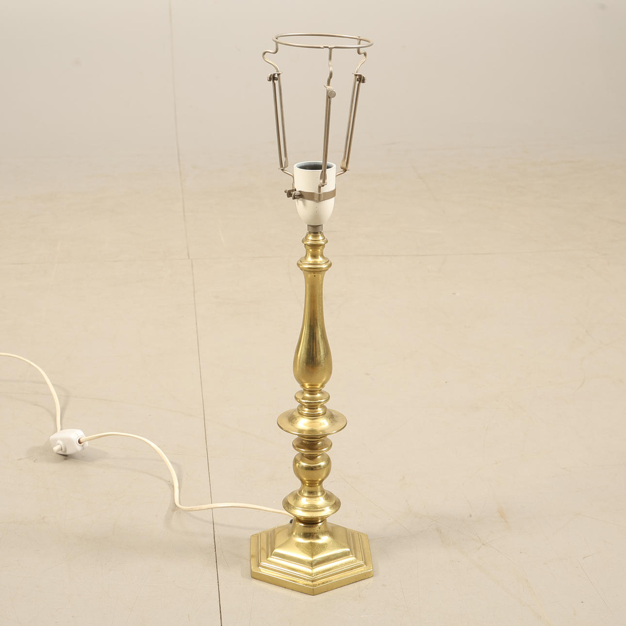 A brass table lamp, 20th century.