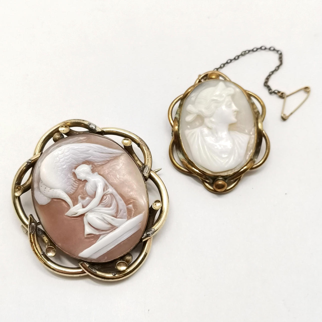 2 x ANTIQUE CAMEO BROOCHES.
