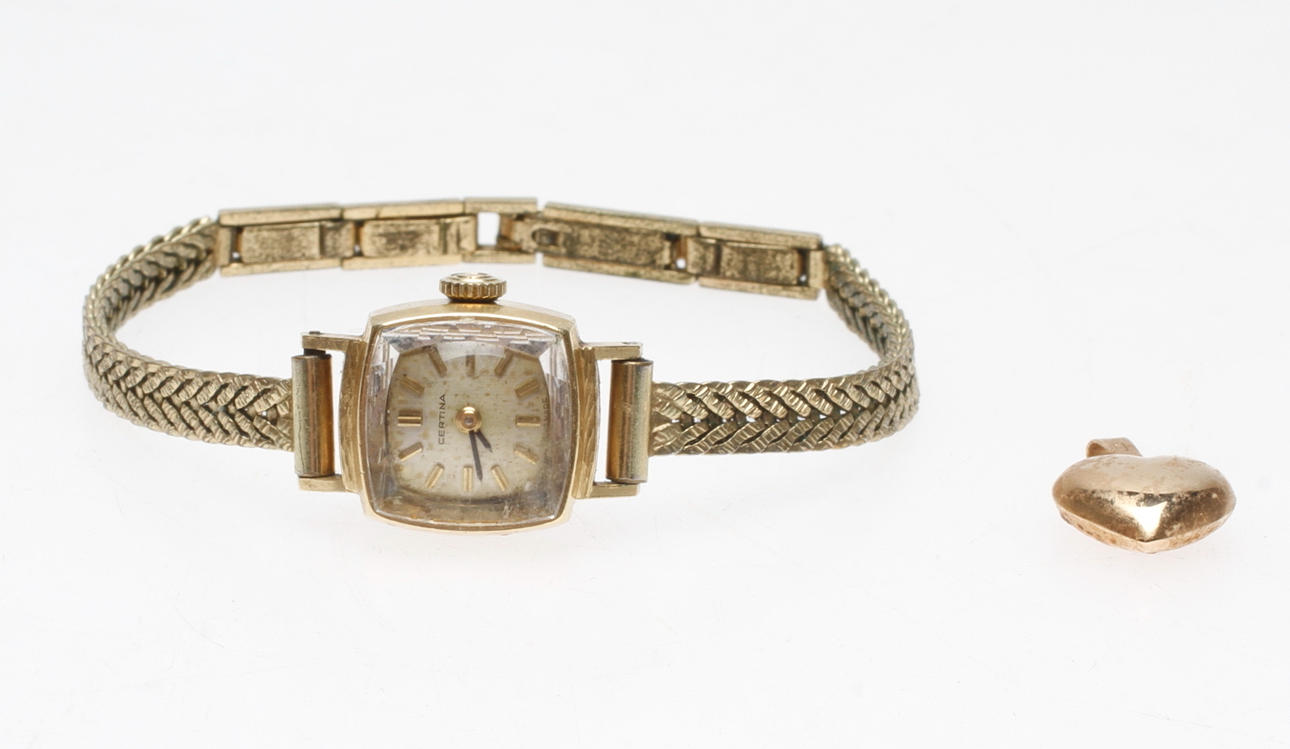 DAMARMBANDSUR samt BERLOCK. 18k guld, guldvikt ca 3,5 gram.