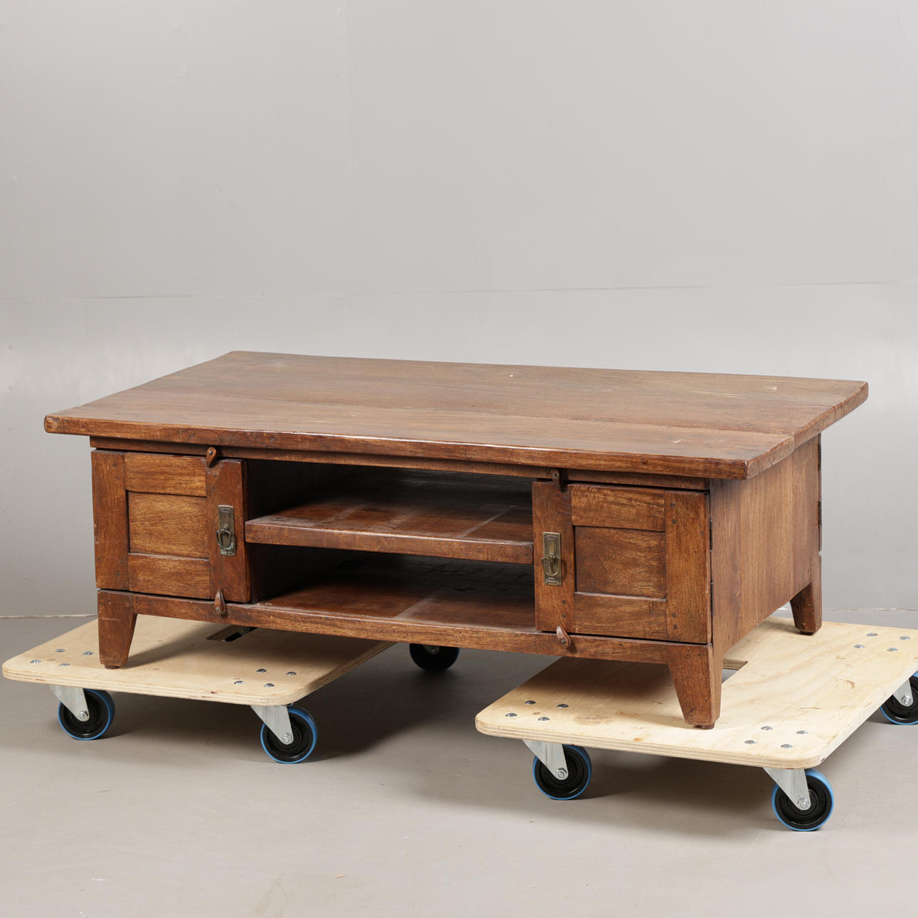 A CONTINENTAL HARDWOOD LOW COFFEE TABLE.