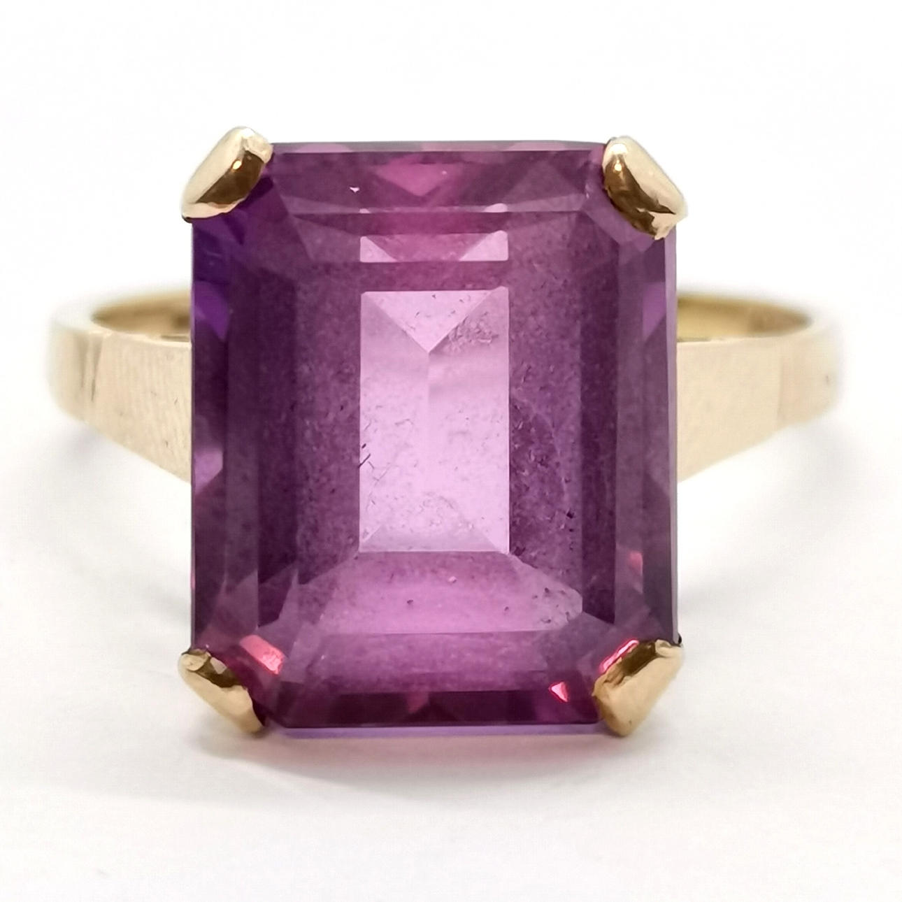 9ct GOLD MAN MADE ALEXANDRITE STONE SET RING.