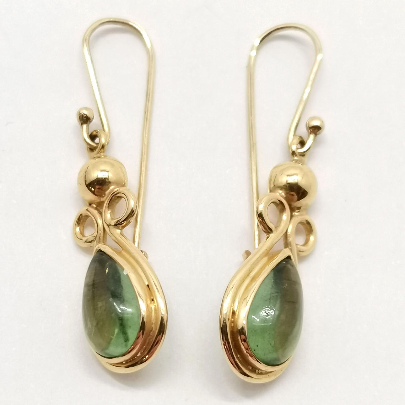 18ct GOLD GREEN STONE SET DROP EARRINGS.