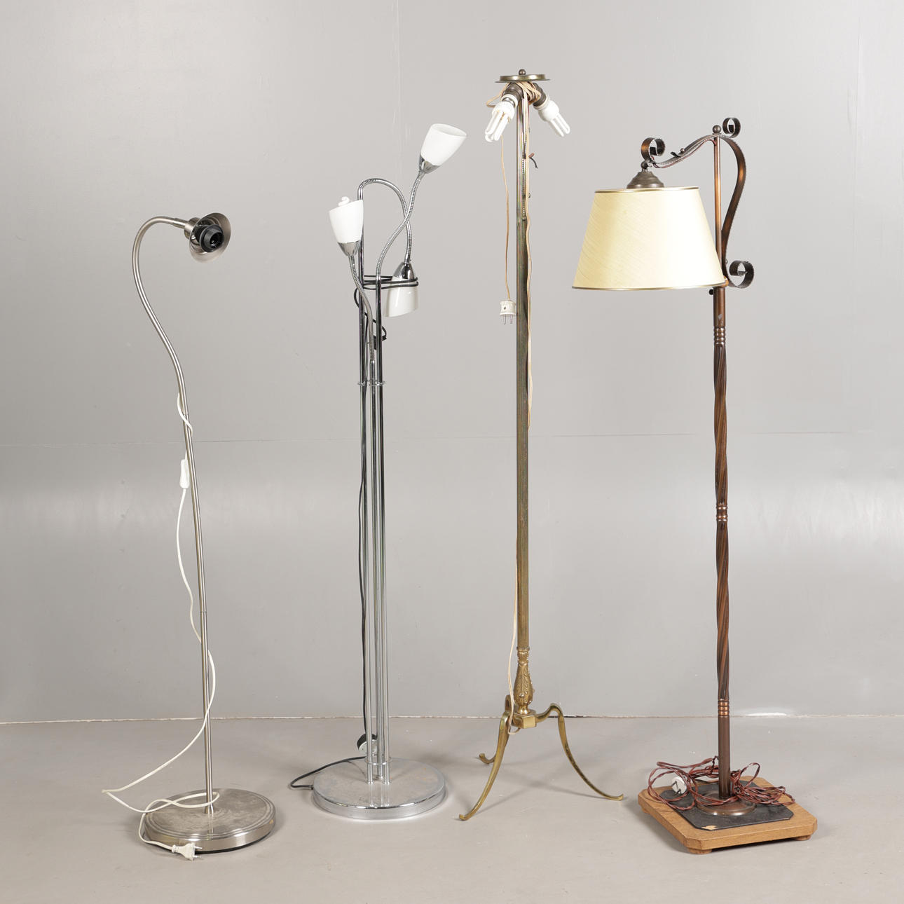 FOUR FLOOR STANDING STANDARD LAMPS (4).