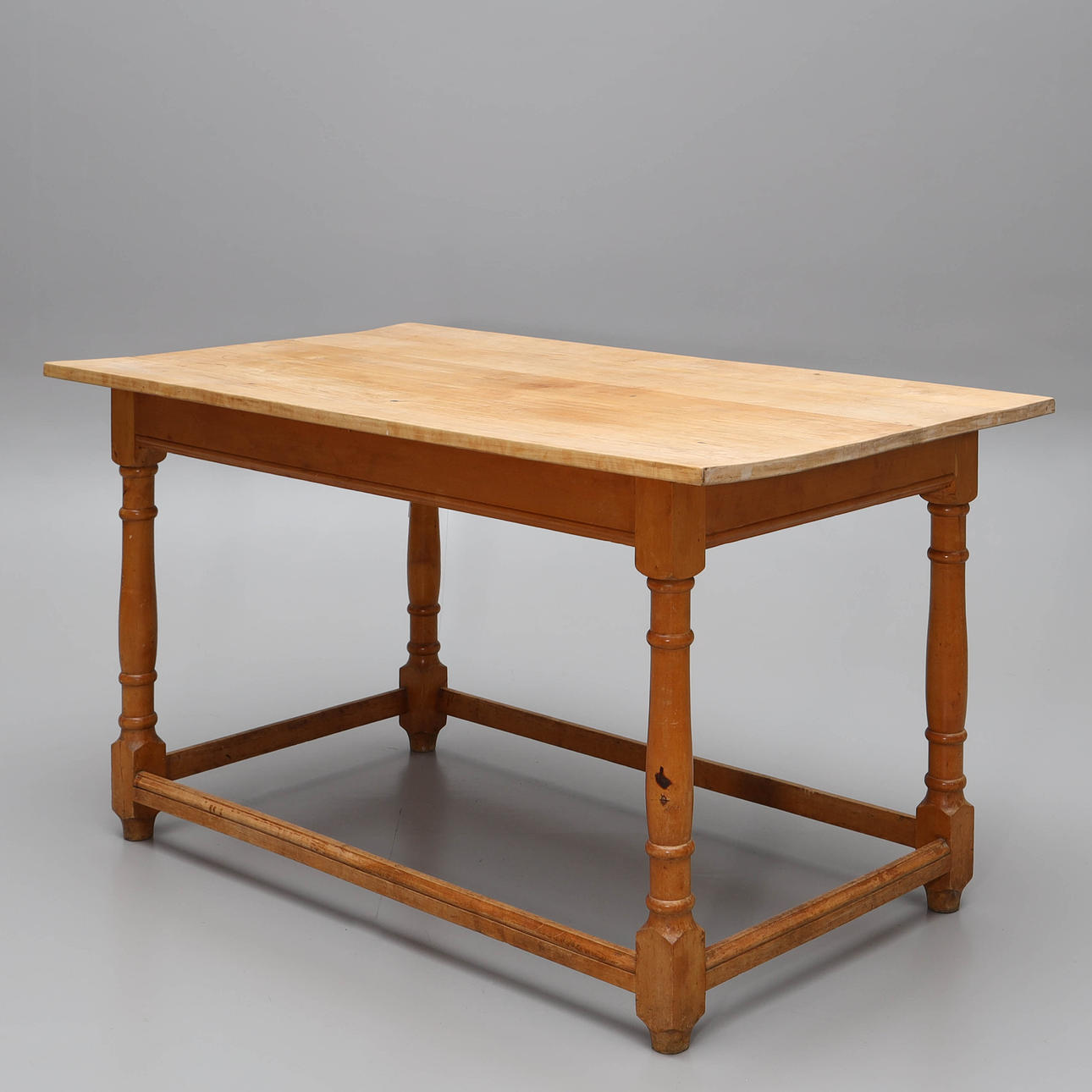 A library table, turned legs, 20th century.