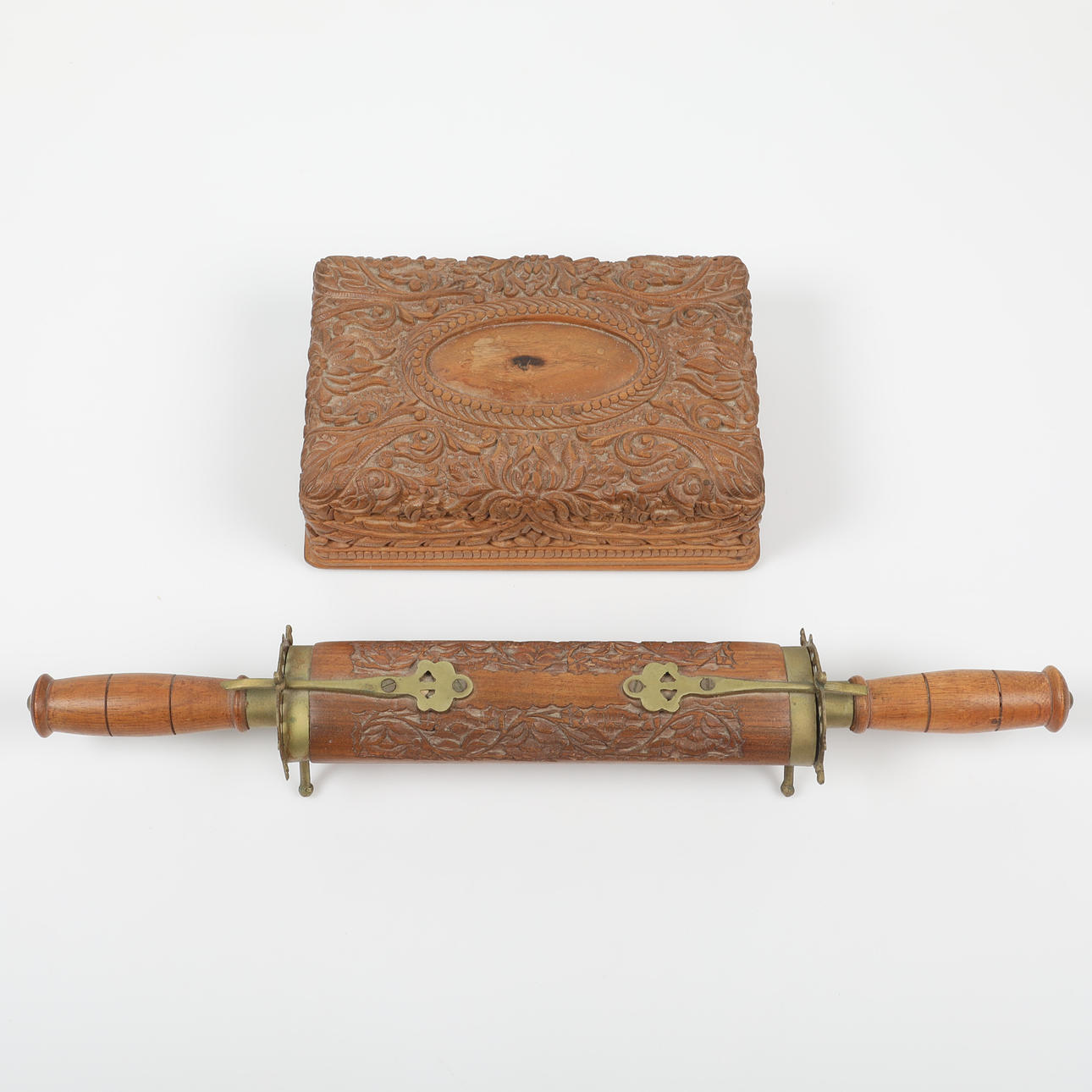 SERVERINGSBESTICK OCH ETUI, trä/mässing m. m. , 1900-tal.