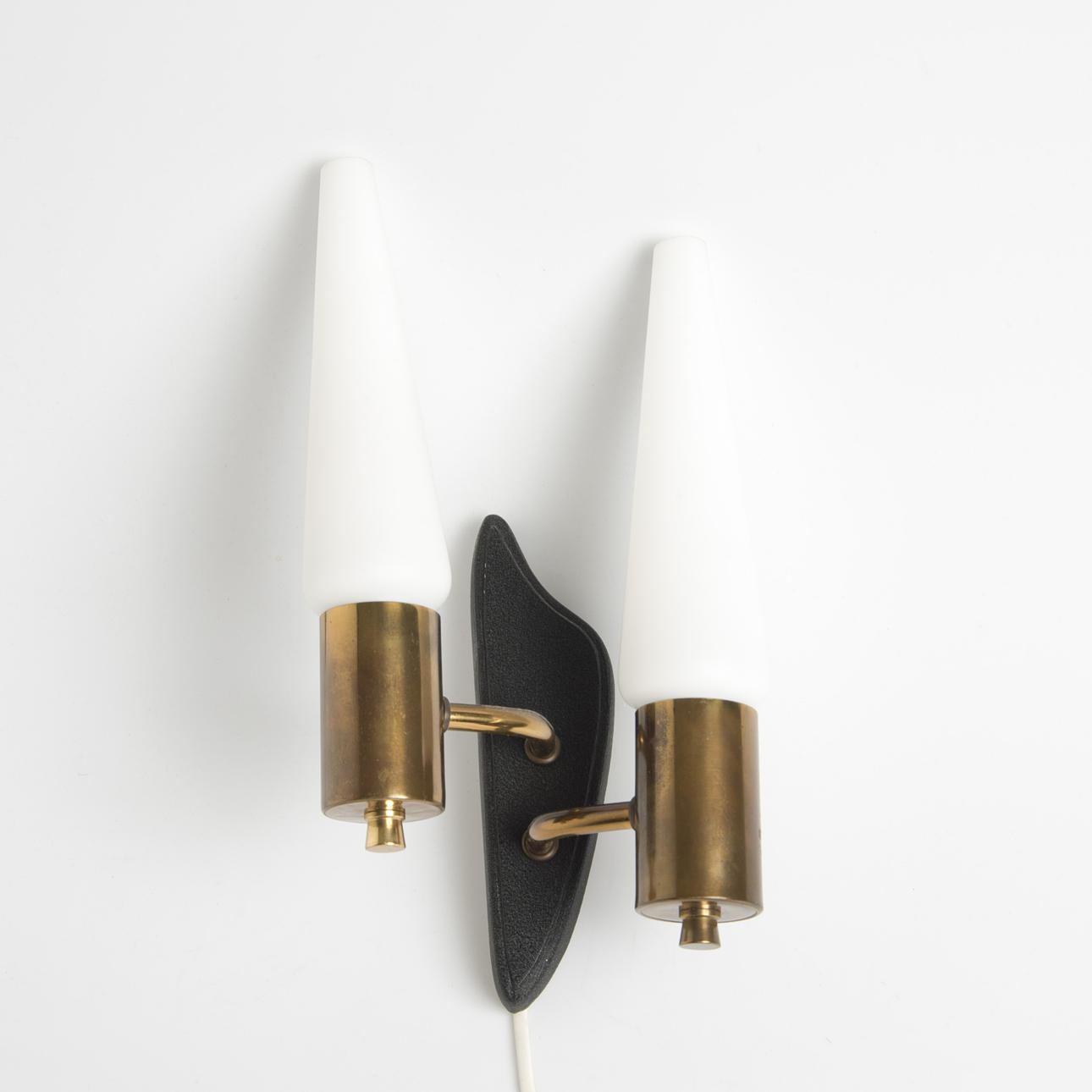 VÄGGLAMPETT, glas/mässing, 1900-talets mitt.