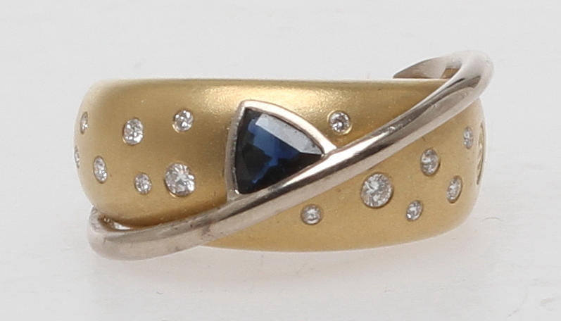 RING, 18k guld med diamanter samt safir, Engelbert Stockholm 1990-tal. Vikt 8,1 gram.