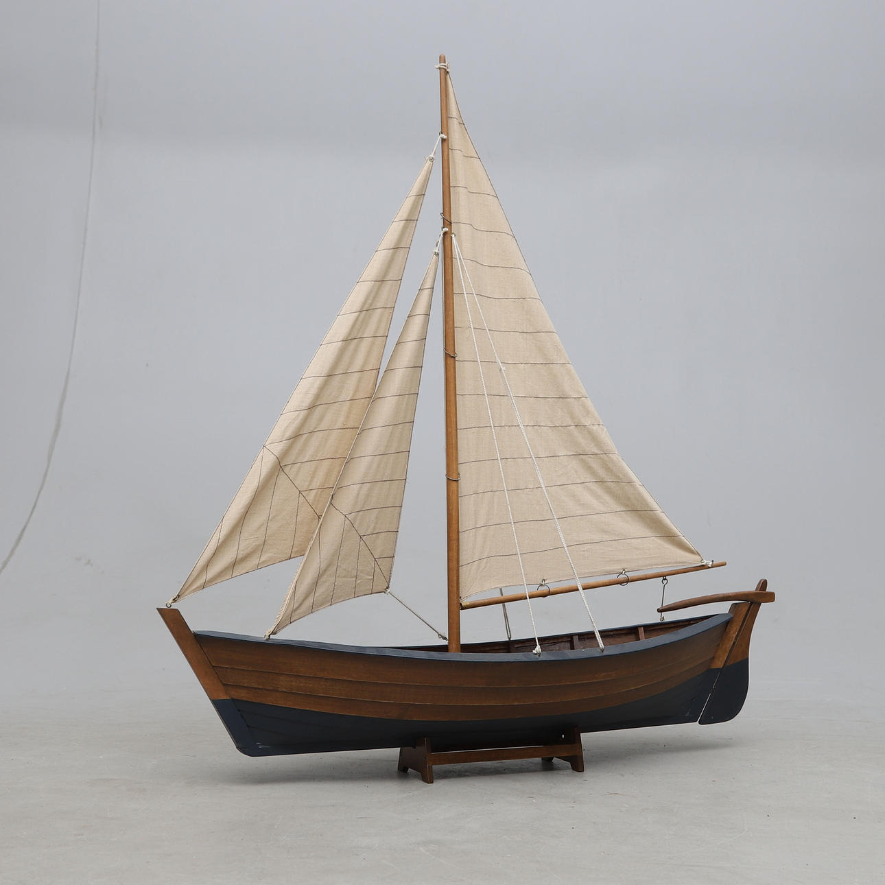 SKEPPSMODELL, segelbåt, trä, 1900-tal.