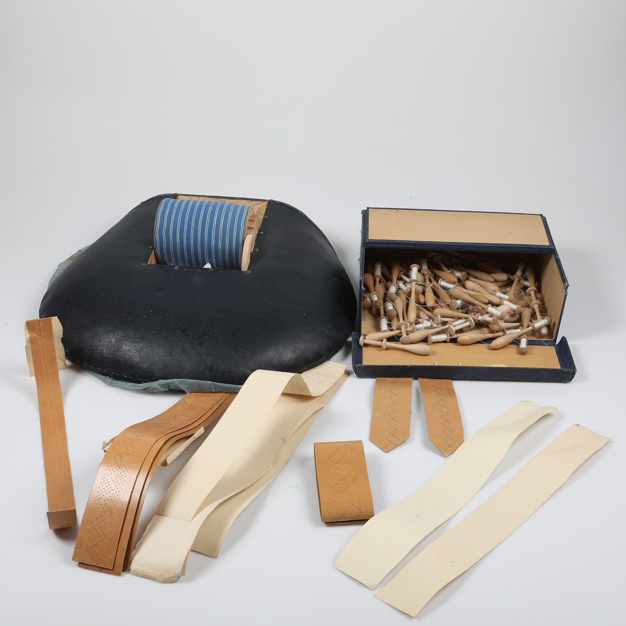 LACE PILLOW WITH ACCESSORIES.