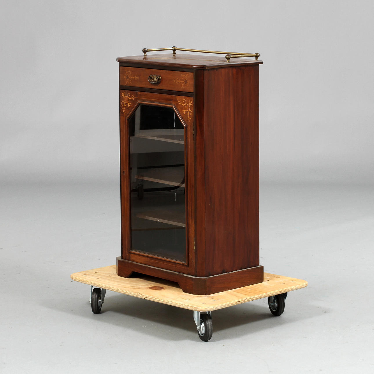 VITRINSKÅP, 1900-tal.