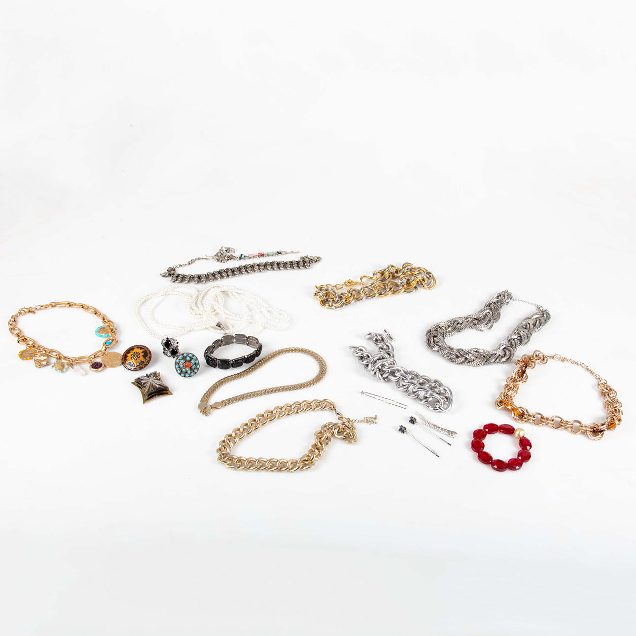BIJOUTERIER. Collier, armband, broscher, ringar. 20 delar.