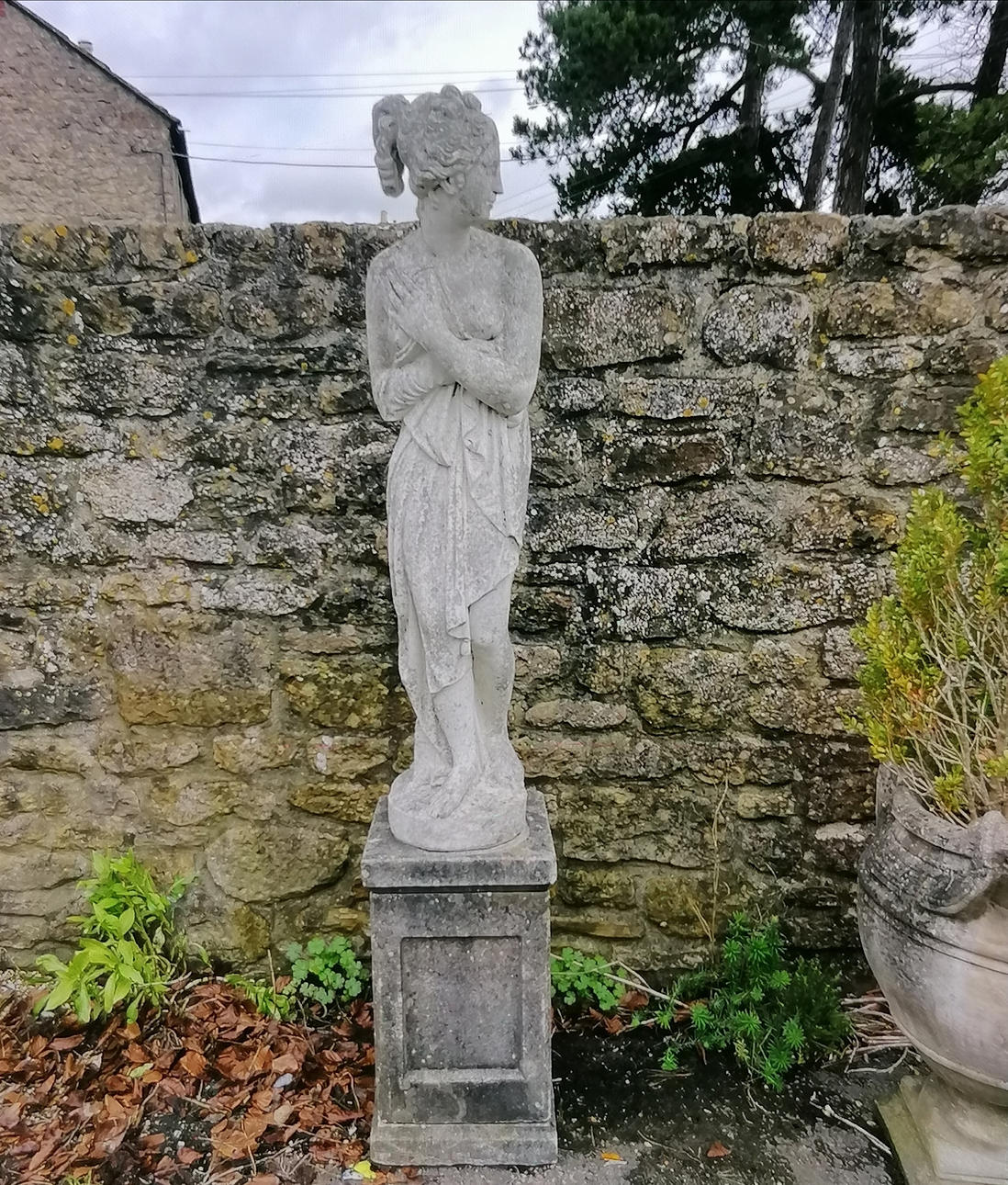 COMPOSITE MARBLE STATUE OF VENUS BATHING.