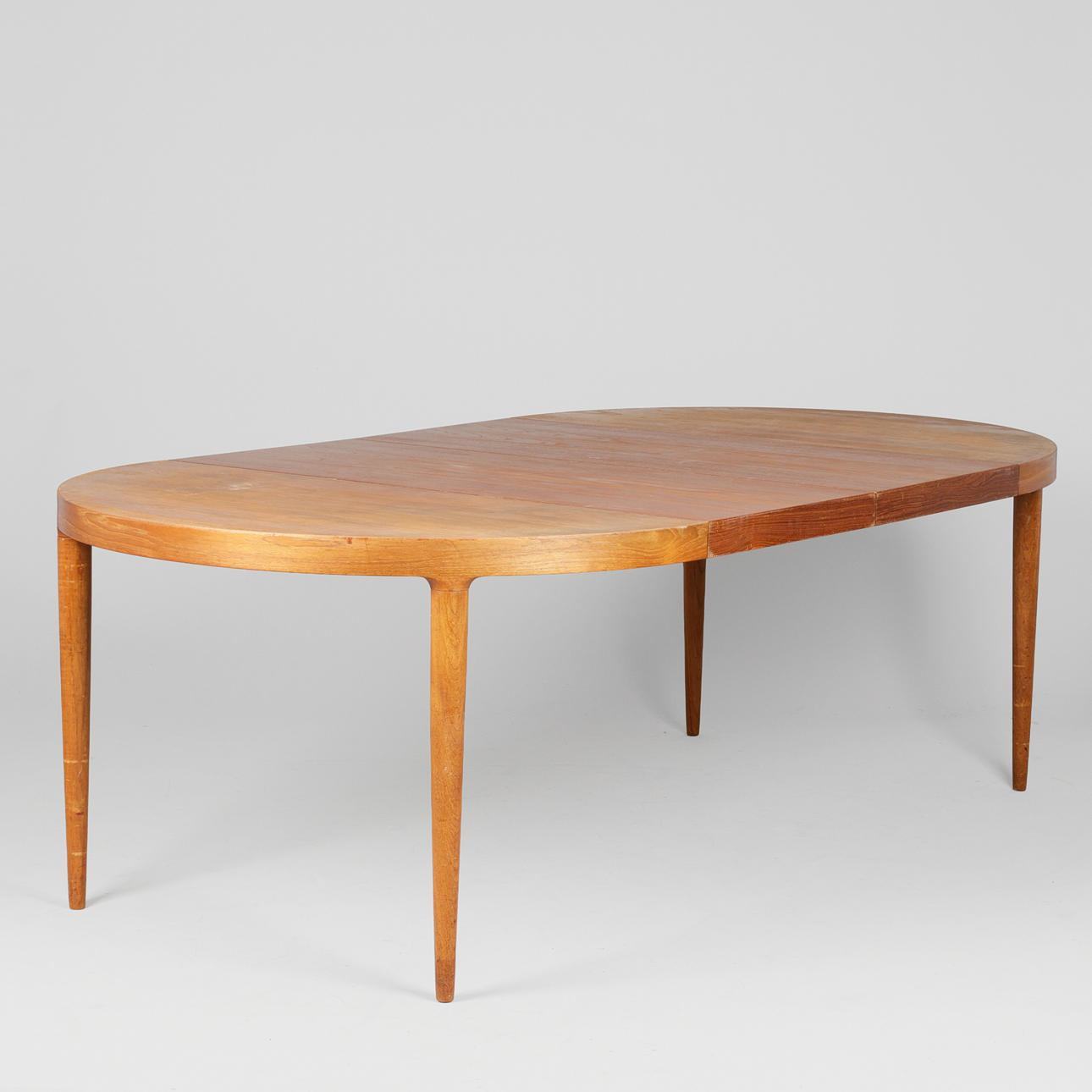 Circular teak dining table with pull-out and two additional plates, Skovmand & Andersen, Denmark, circa 1960s (1+2).