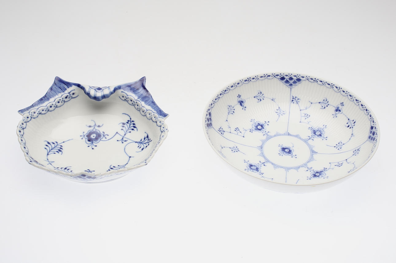 SKÅLAR, 2 st, Musselmalet, halvblond, Royal Copenhagen, Danmark.