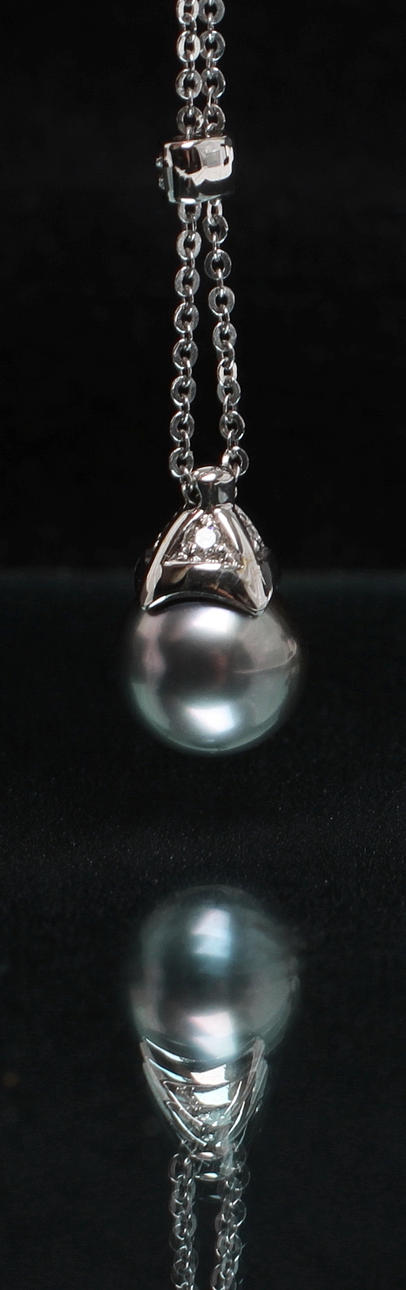 HALSBAND, 18k vitguld med pärla samt briljanter. Engelbert, Stockholm. Vikt 2,9g.