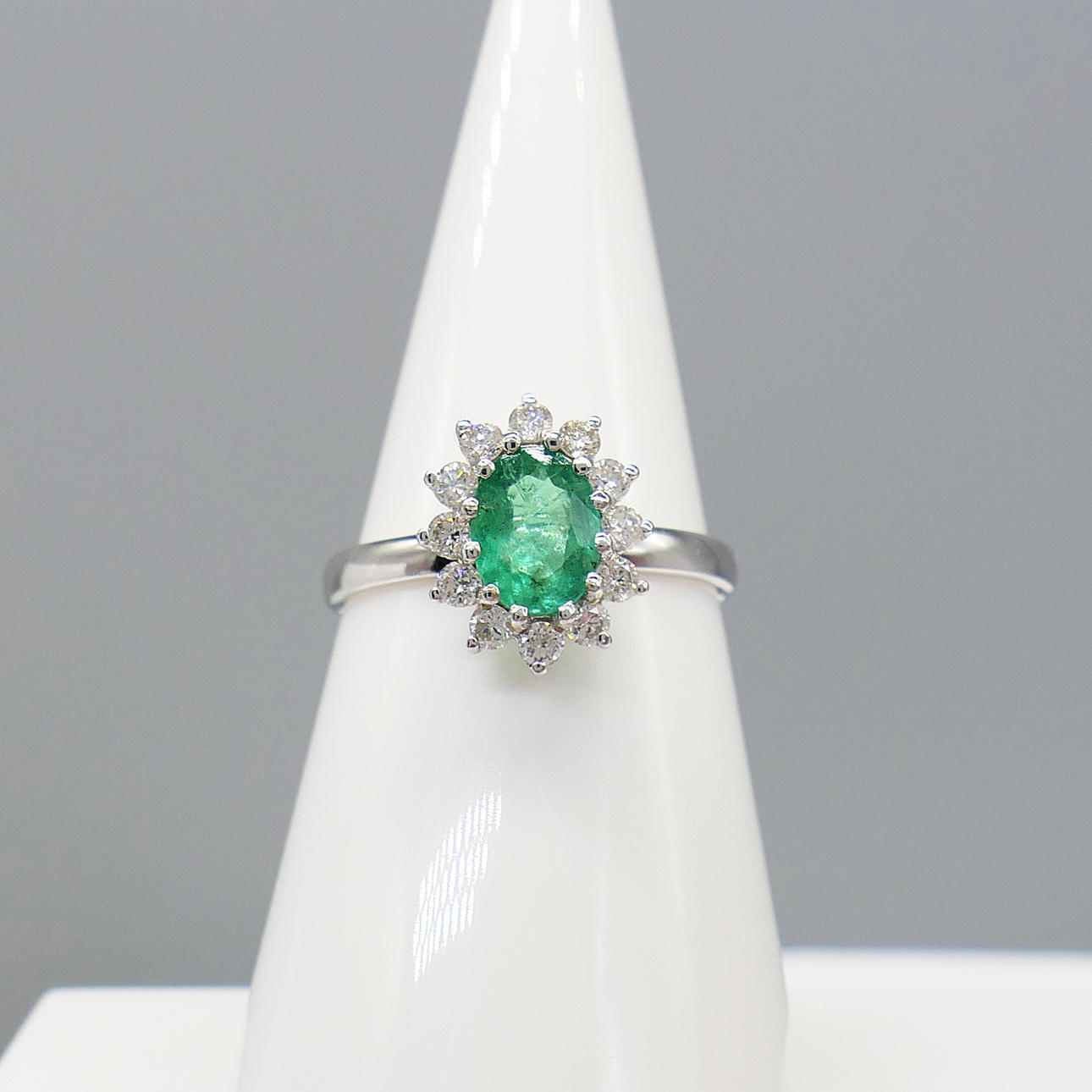 EMERALD & DIAMOND cluster ring.