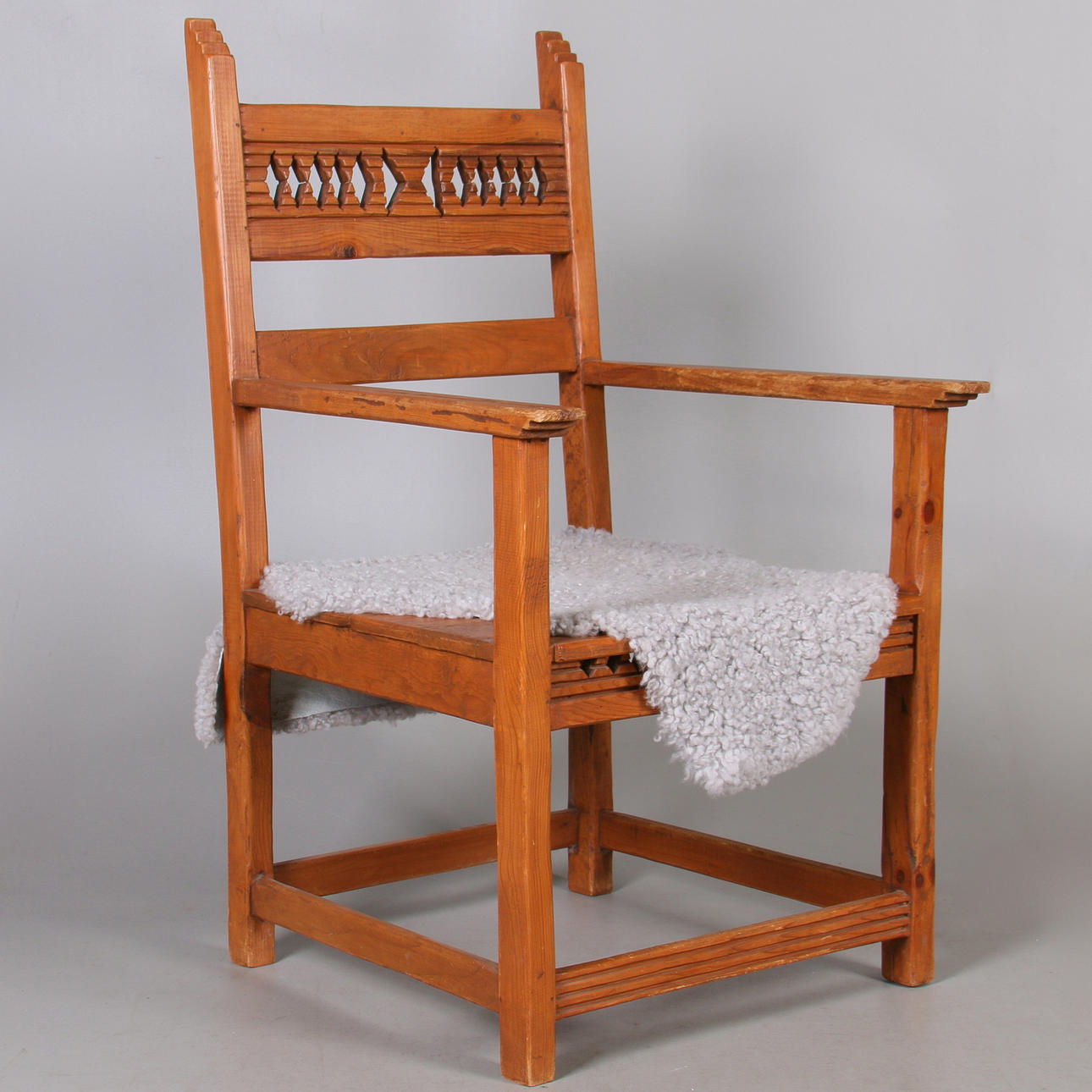 KARMSTOL, furu, med fårfäll, 1800-talets andra hälft.
