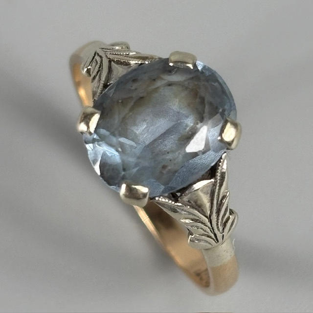 9CT GOLD GEM STONE SET RING.