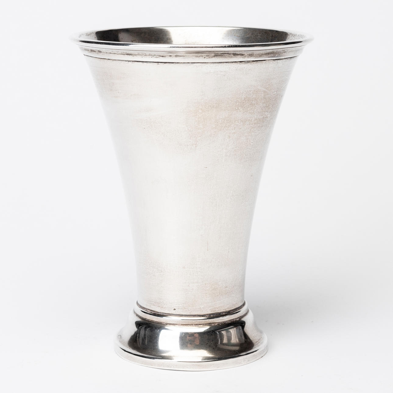 A silver trophy by Bernhard Hertz AB, 1909.