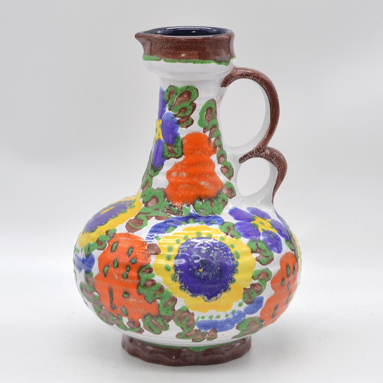 MAREI KERAMIK, DESIGNER MUGG, MODELL NR. 1300, MÅNGFÄRGAD BLOMDEKOR, FET LAVATEKNIK, TYSKLAND, OMKRING 1970-TALET.