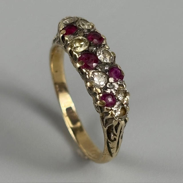 ANTIQUE RUBY AND DIAMOND 18CT GOLD RING.