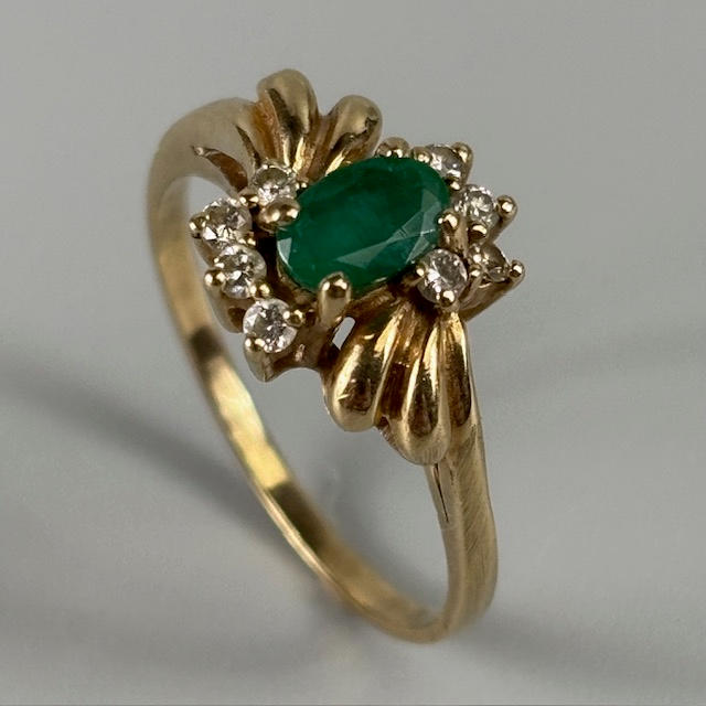 9CT GOLD 375 EMERALD AND DIAMOND RING.
