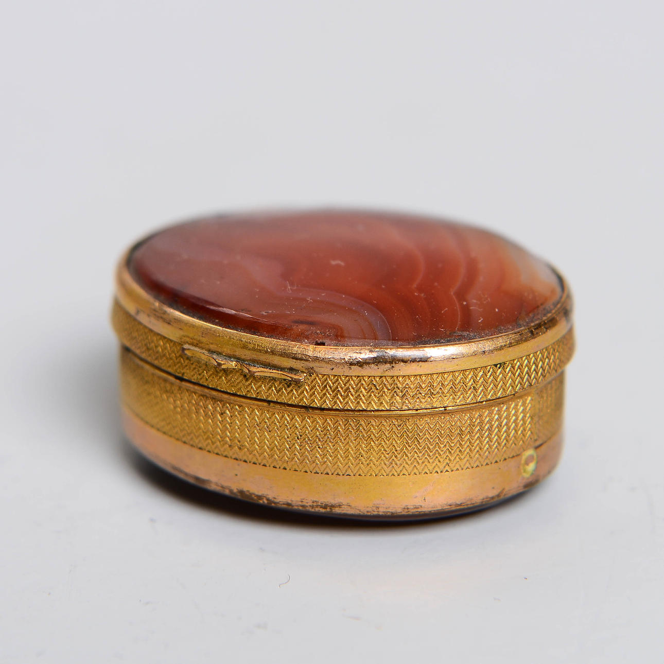 A snuff box, agate, probably 19th century.