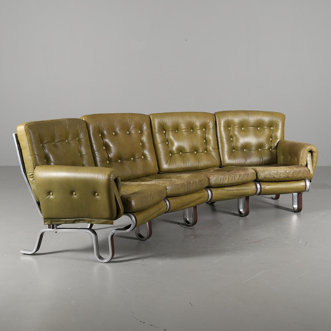 ERIC SIGFRID PERSSON. Soffa fyrsits ur seien "Flytande design" formgiven ca 1975.