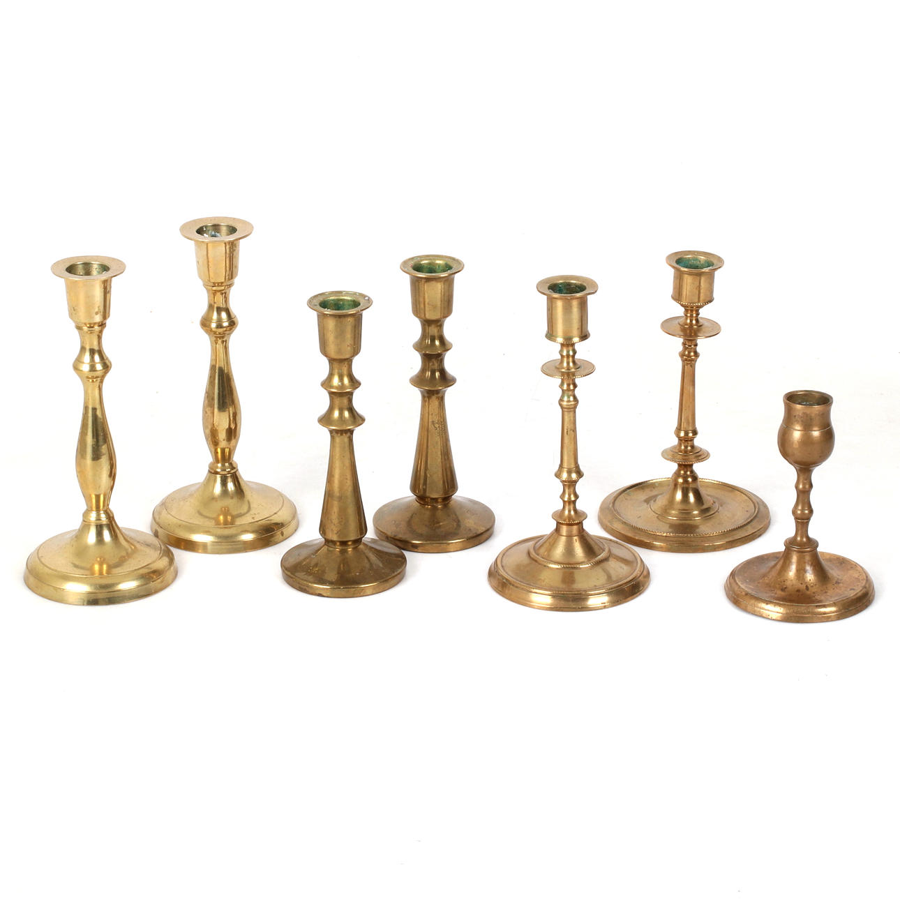 LJUSSTAKAR, 7 st, mässing. 1900-tal.