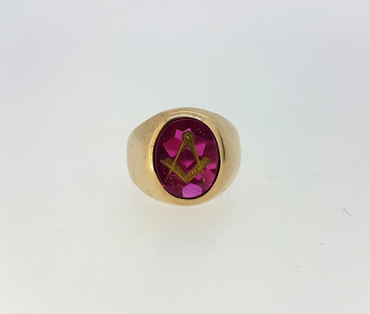 9K FRIMURARKLACKRING MED RÖD STEN.