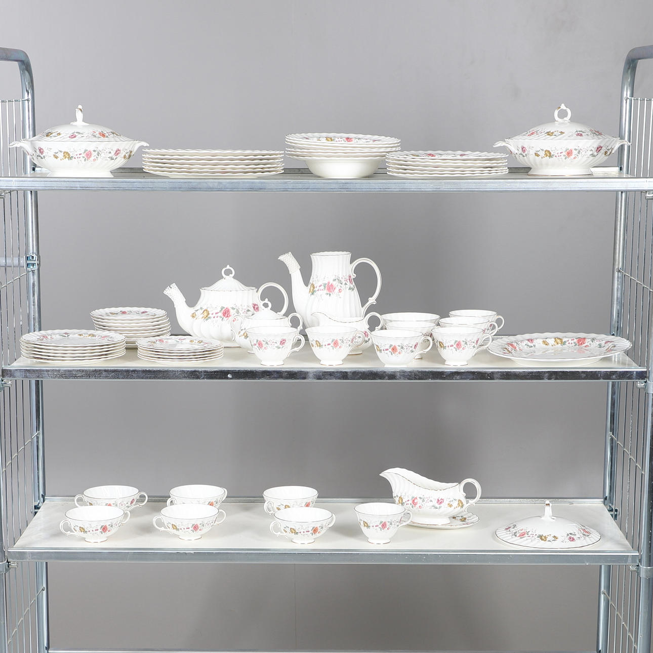 A ROYAL DOULTON ROSELL PATTERN DINNER AND TEA SERVICE.