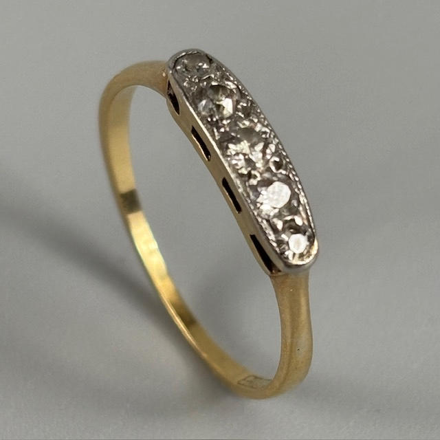 18CT GOLD AND DIAMOND RING.